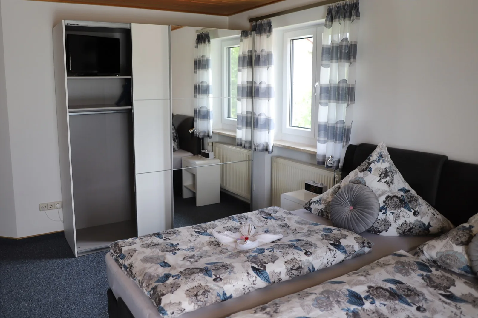 Zimmer 1 – Schrank mit Fernseher