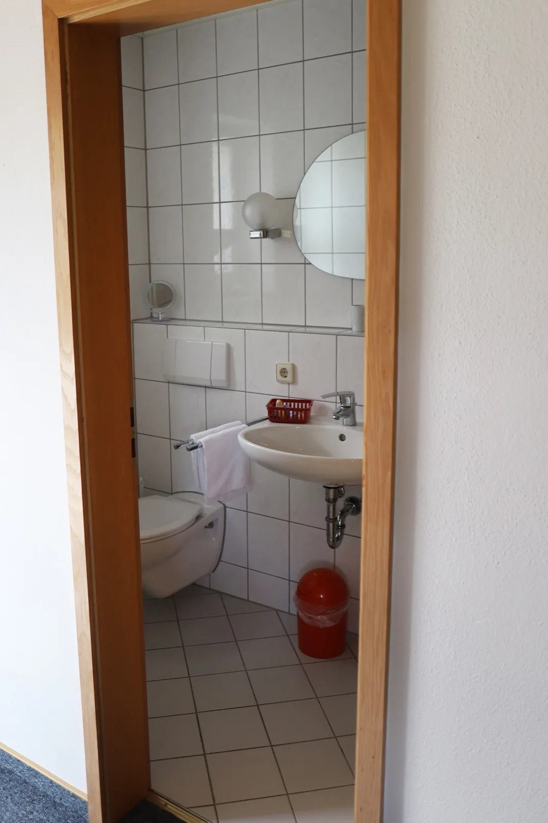 Zimmer 1 – Waschbecken und WC
