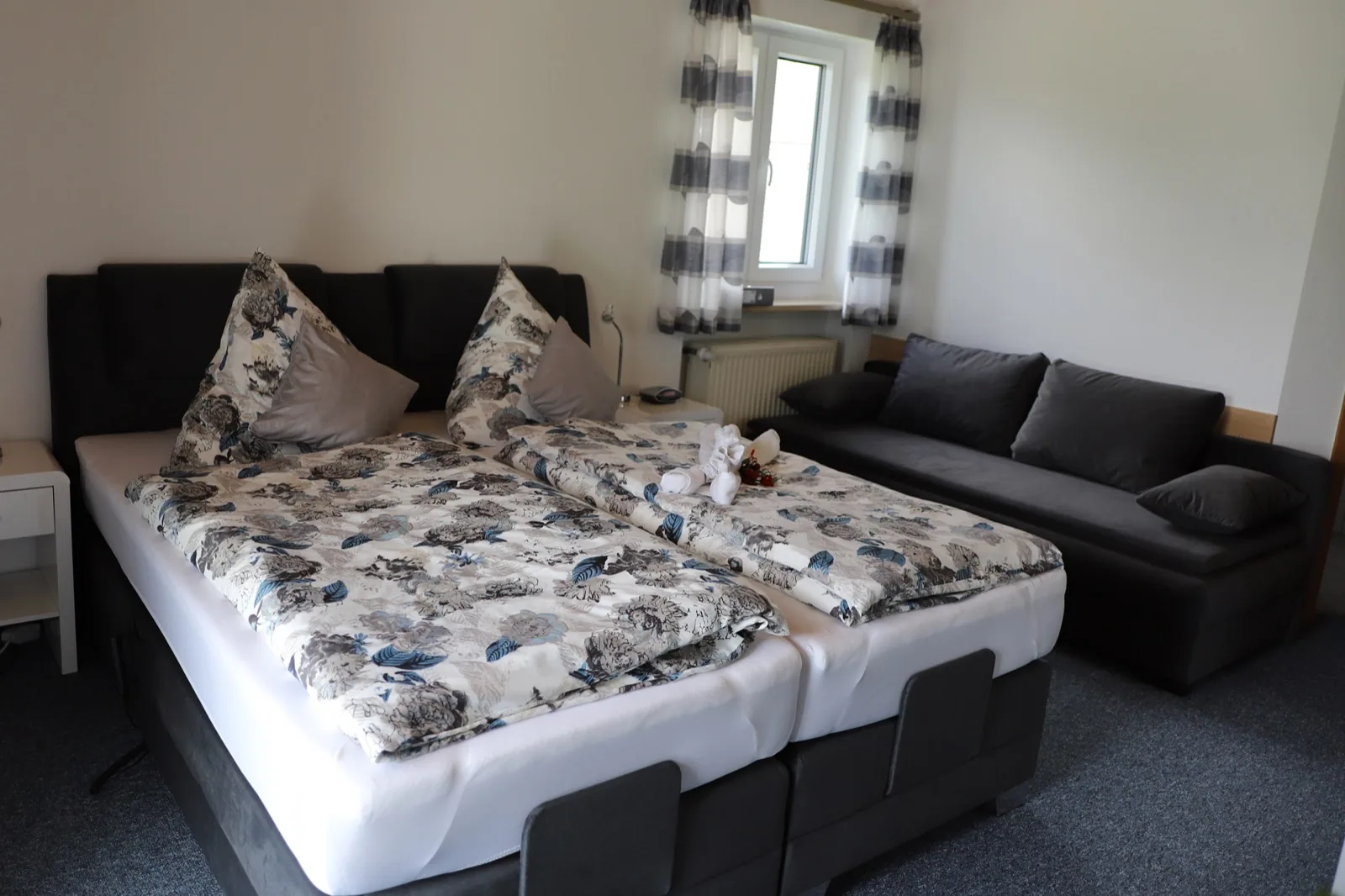 Zimmer 2 – Bett und Couch