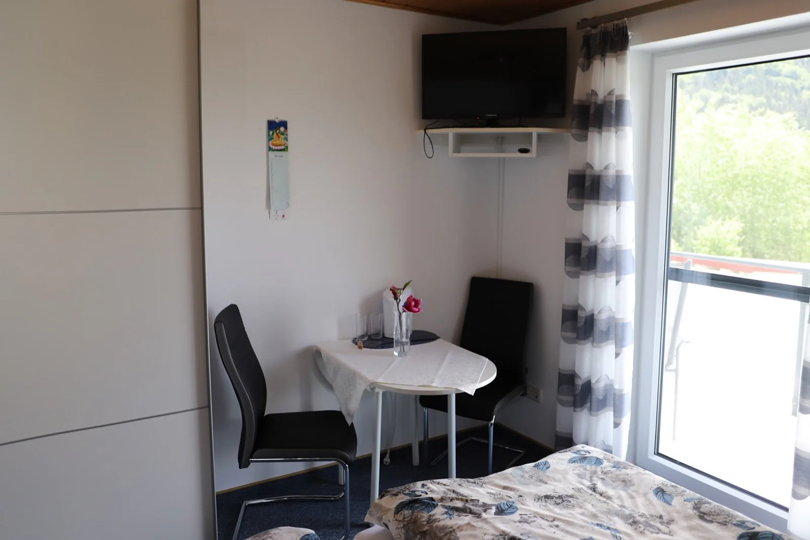 Zimmer 2 – Sitzgelegenheit und Fernseher