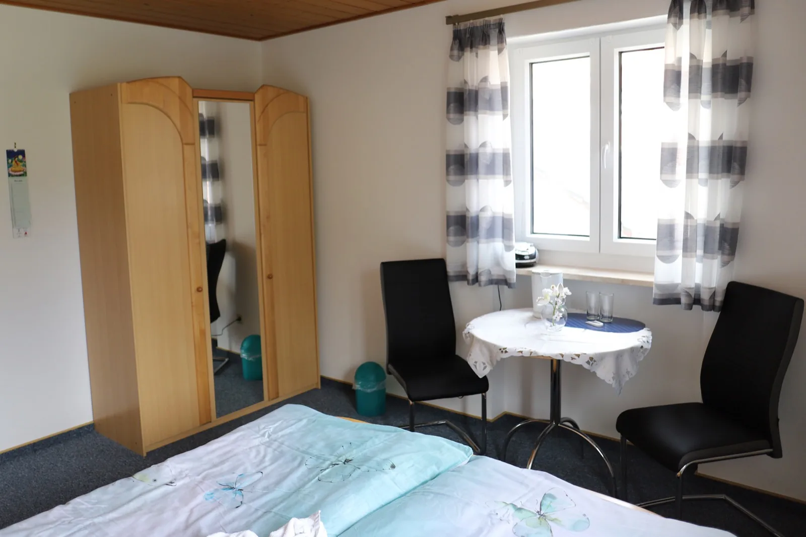 Zimmer 3 – Sitzgelegenheit und Schrank